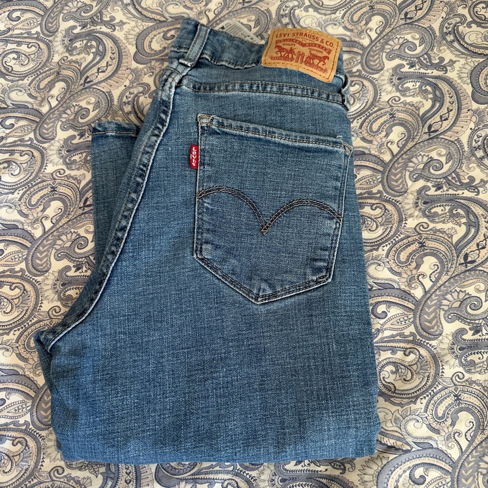 Levis high waisted boot cut jeans!! Size 26 fits 24-26
